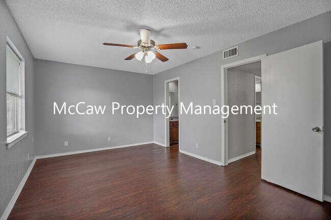 Building Photo - Spacious and Sparkling 2/1 Duplex in Fort ...