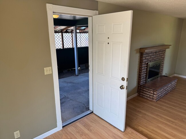 Building Photo - 2-bedroom/1 bathroom duplex with garage and shed!