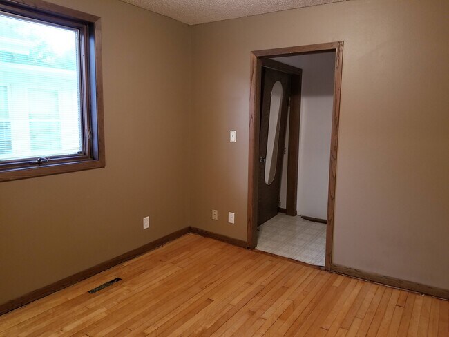 Building Photo - 1146 9th St N