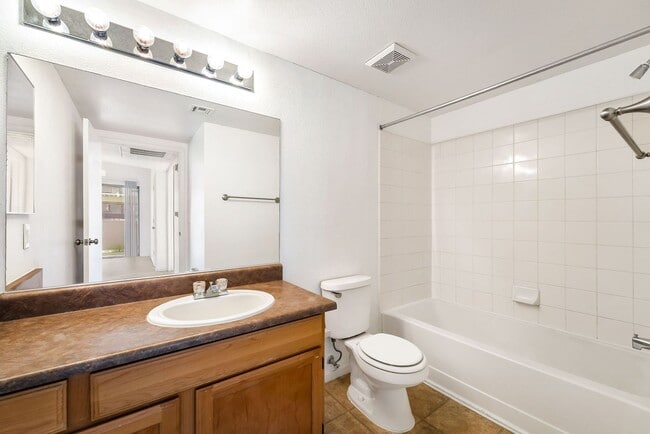 Building Photo - Cute 2 Bedroom Condo!