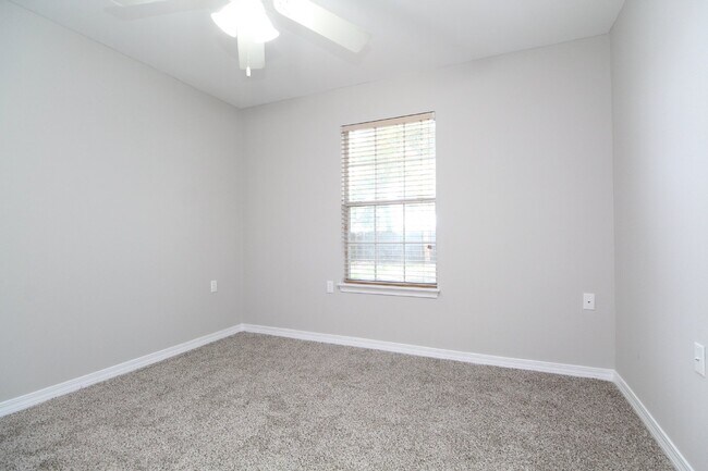 Building Photo - Northeast Pensacola 3/2 with Garage, Sunro...