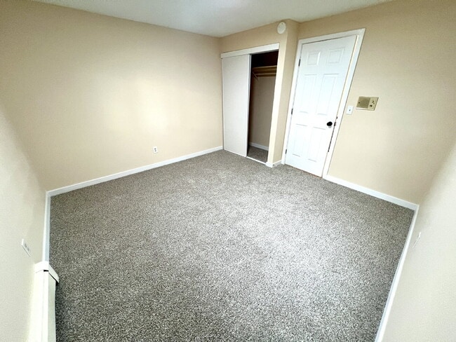 Building Photo - Spacious Living, Functional Comfort & Unbeatable Convenience