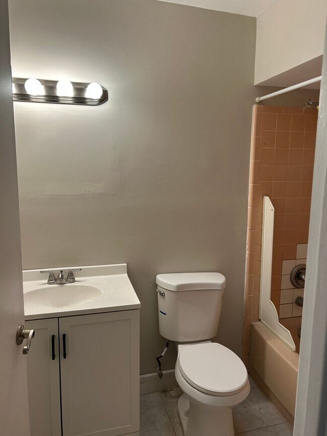 Building Photo - South side home