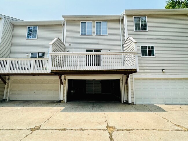 Building Photo - 256 W Treehouse Ln