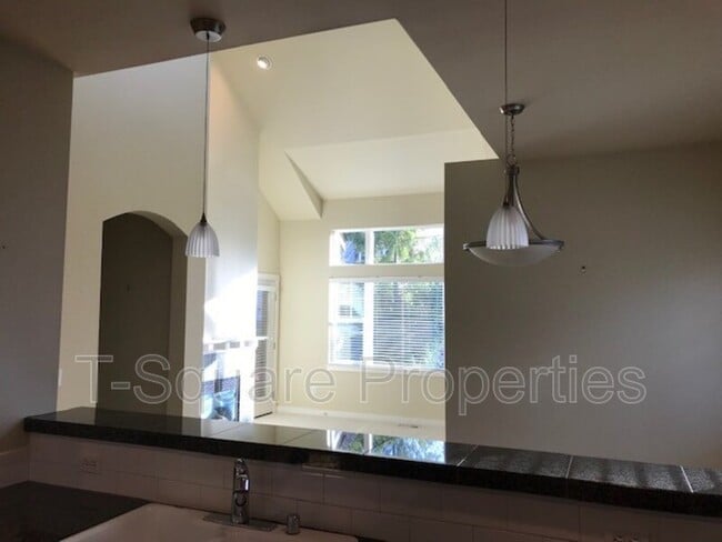 Building Photo - 13824 N Creek Dr