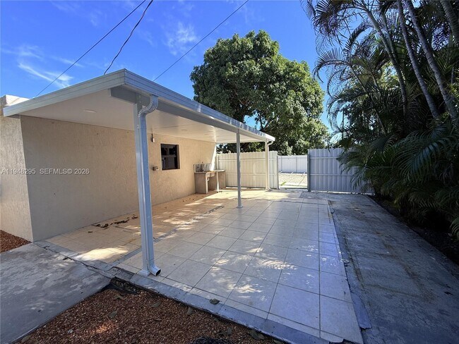 Building Photo - 30 E 44th St