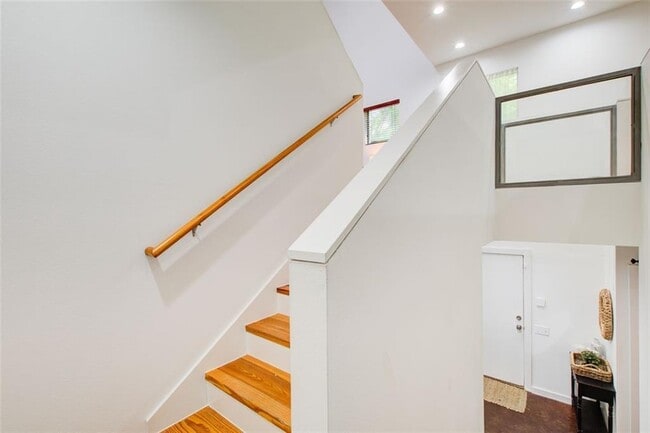 Building Photo - 241 Maynard Terrace SE