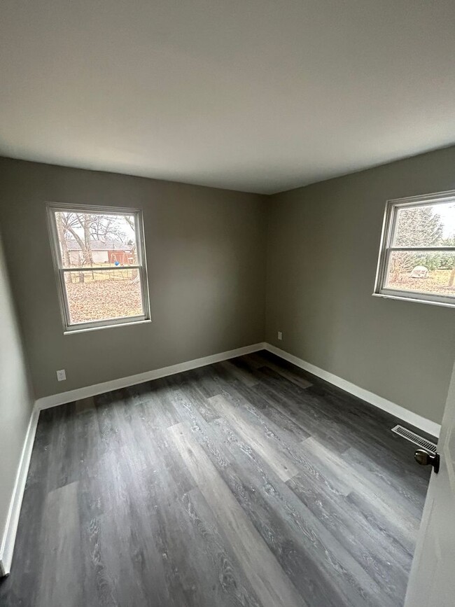 Building Photo - Recently renovated 3 bedroom home on the S...