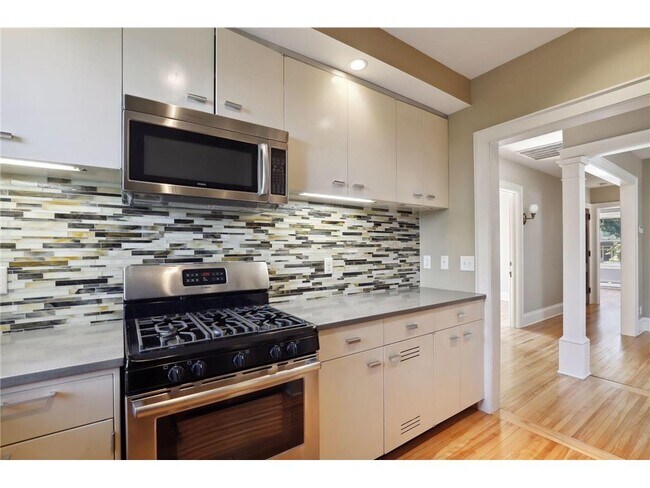 Building Photo - 1720 Mt Curve Ave