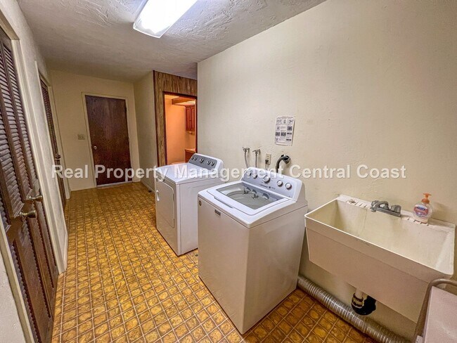 Building Photo - AVAILABLE OCTOBER - Large 4 Bedroom / 3 Ba...