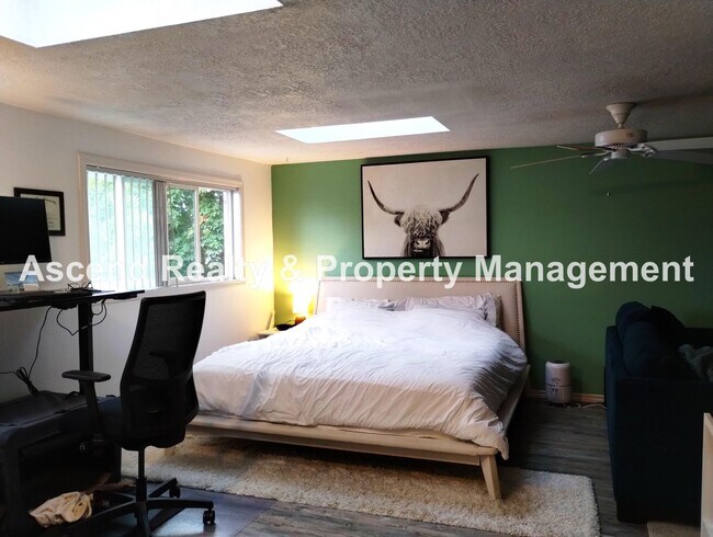 Building Photo - Ideal Hillsboro Location 2 Level Home with...