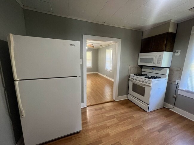 Building Photo - Cute 3 bedroom / 1 bathroom house with fen...