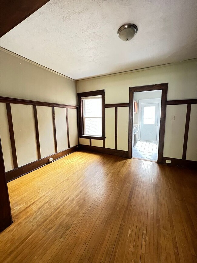 Building Photo - AVAILABLE JUNE - 4 Bed 1 Bath Townhome