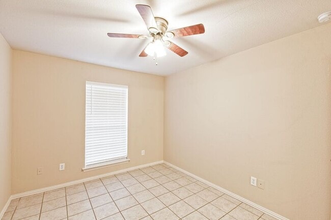 Building Photo - 933 Farmington Rd