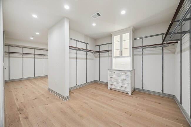 Building Photo - 1717 Bissonnet St