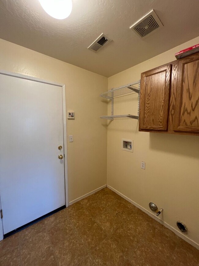 Building Photo - Beautiful NW Home for Rent 3+2 $2,300