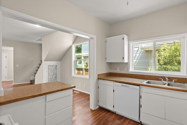 Building Photo - 4bed/2 bath Portland Charmer