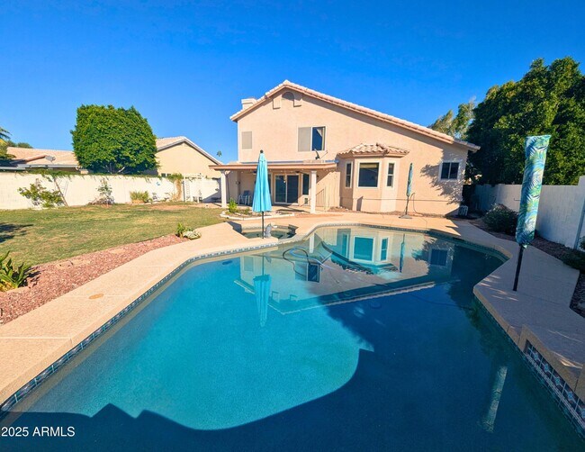 Building Photo - 242 S Sycamore Pl