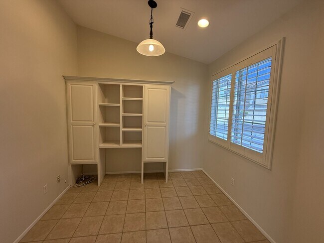 Building Photo - Spacious single story 2-bed home with an o...