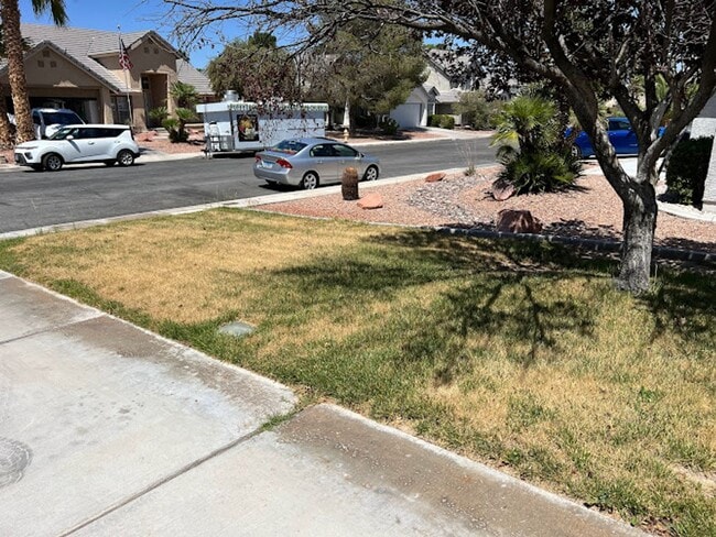 Building Photo - Custom 3 bedroom home with master bedroom ...