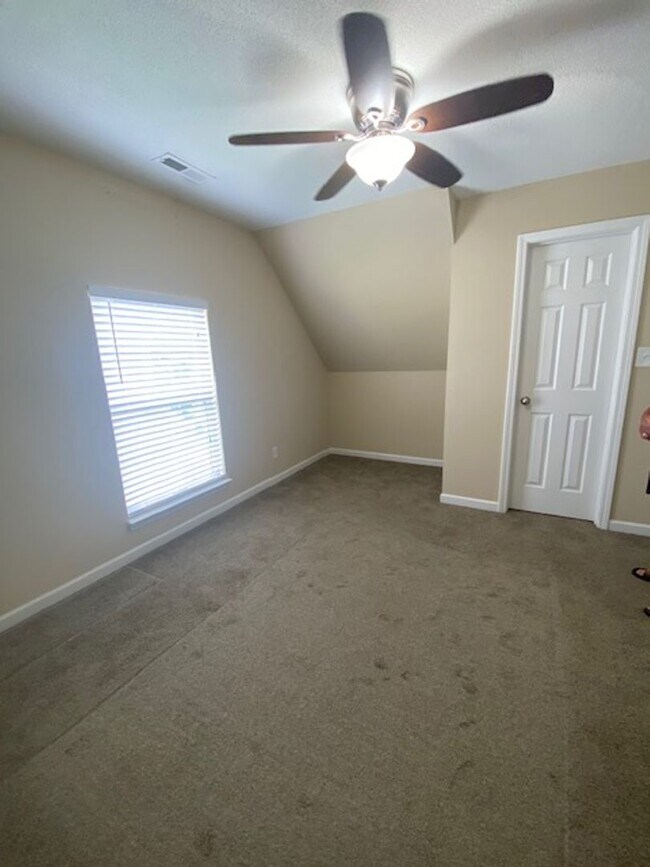 Building Photo - Updated 3 bed 2 bath house