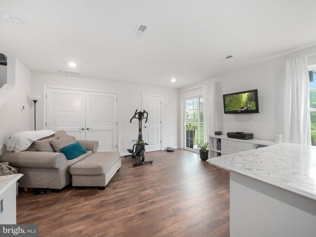 Building Photo - 131 Edgewater Ct