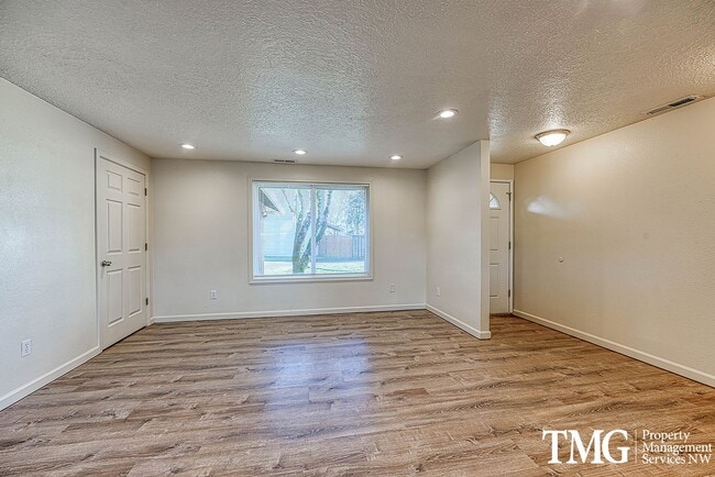 Building Photo - Tucked away 2 Bed 1 Bath Duplex in Hillsboro