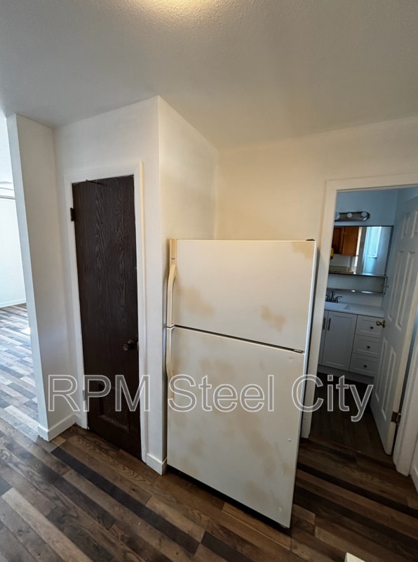 Building Photo - 910 E 9th St