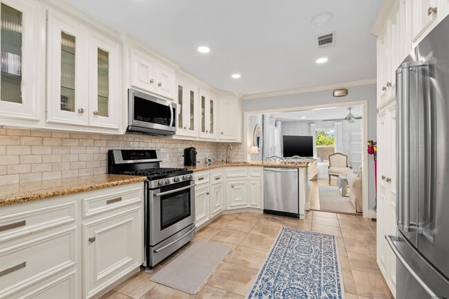 Building Photo - 2023 Woodcrest Dr