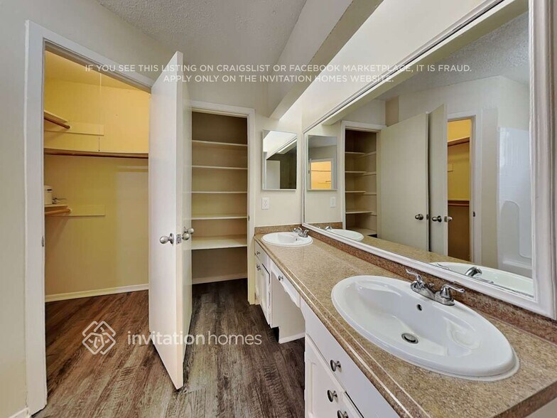 Building Photo - 14234 Montaigne Dr