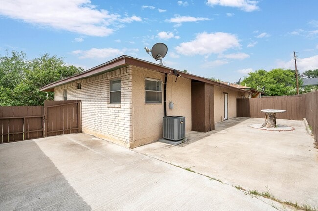 Building Photo - 104 Hackberry Ln