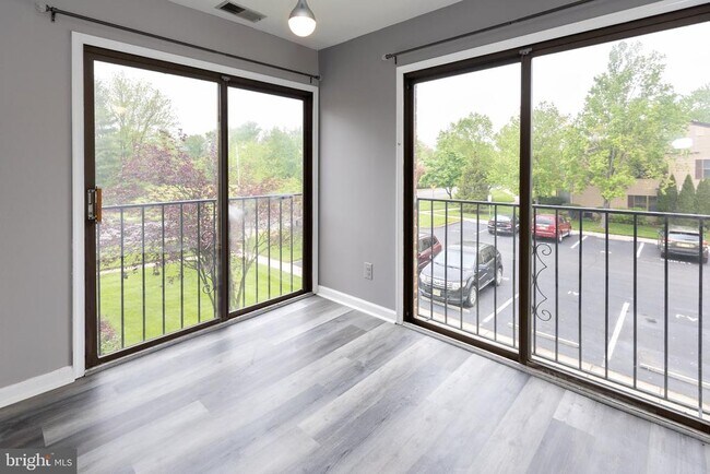 Building Photo - 10 Sumac Ct