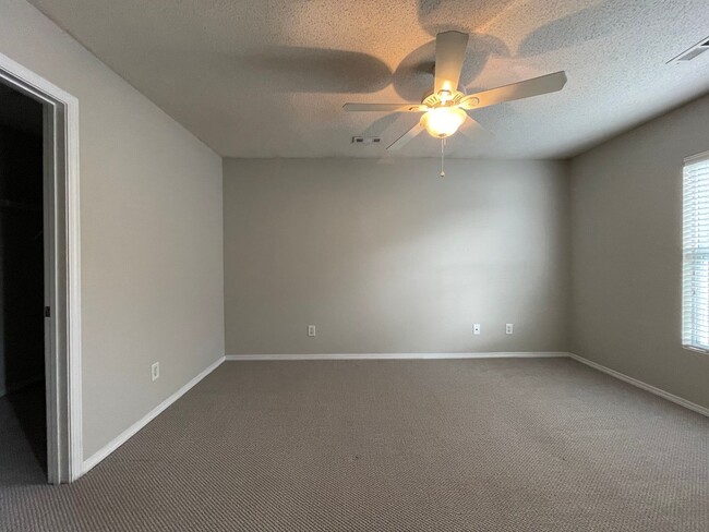 Building Photo - SPACIOUS 3bed/2.5bath TOWNHOME w/1st floor...