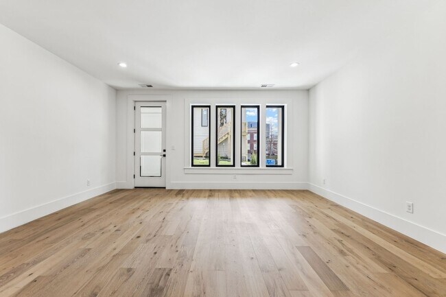 Building Photo - 3135 Parthenon Ave