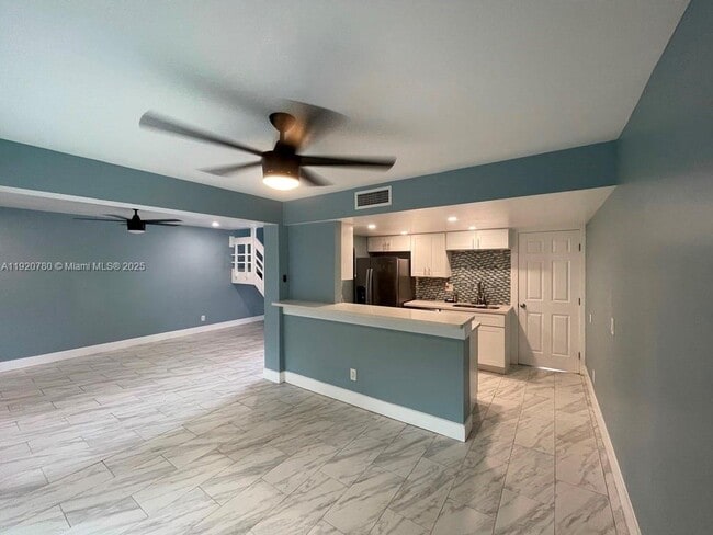 Building Photo - 330 Sunshine Dr