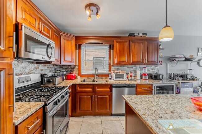 Building Photo - 341 Crandon Ave
