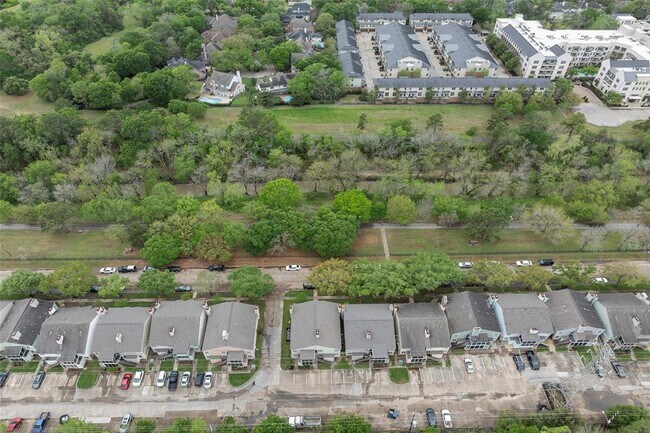 Building Photo - 726 Memorial Mews St