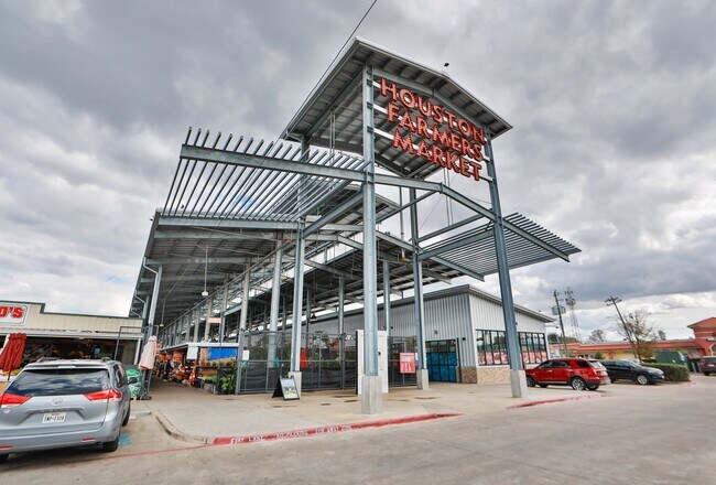 Building Photo - 907 E 25th St