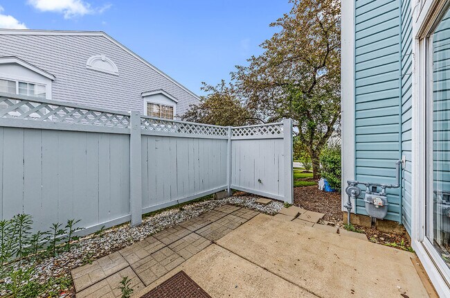 Building Photo - 323 N Gregory St