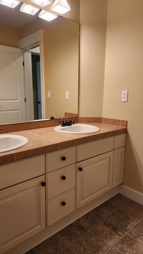 Building Photo - Beautiful Campus Glen 4-Bedroom!