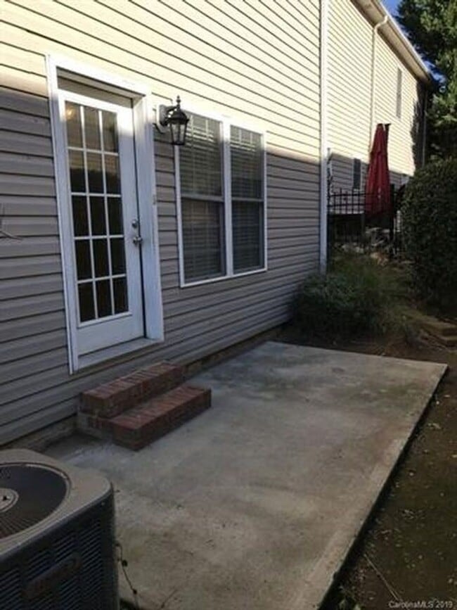 Building Photo - Now Renting charming  2 bedroom 2.5 bath town home In South Charlotte!