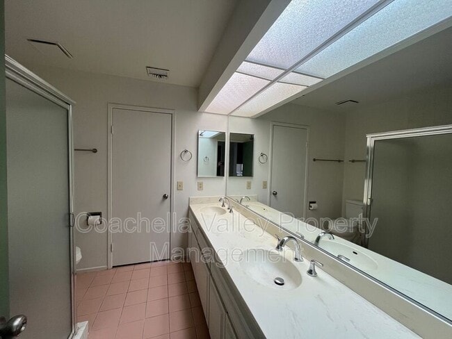 Building Photo - 567 N Hermosa Dr