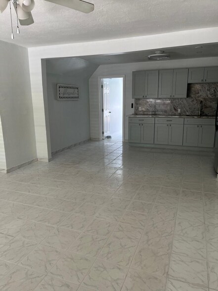 Building Photo - 4884 SW 45th Ave