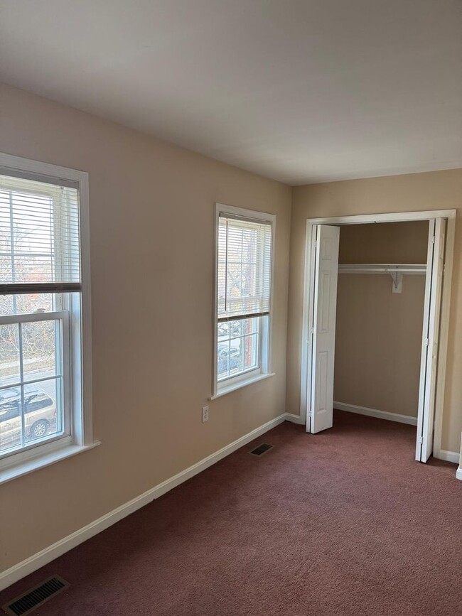 Building Photo - Recently Renovated 2 Bed 1 Bath Ready To M...