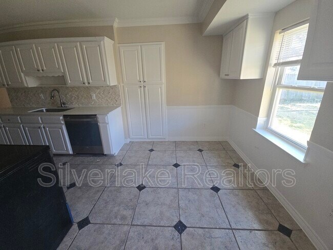 Building Photo - 2429 Salmon St