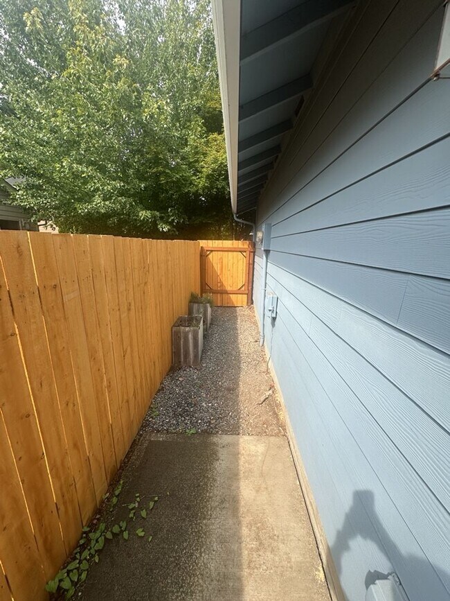 Building Photo - Three Bedroom Ranch in Orchards!