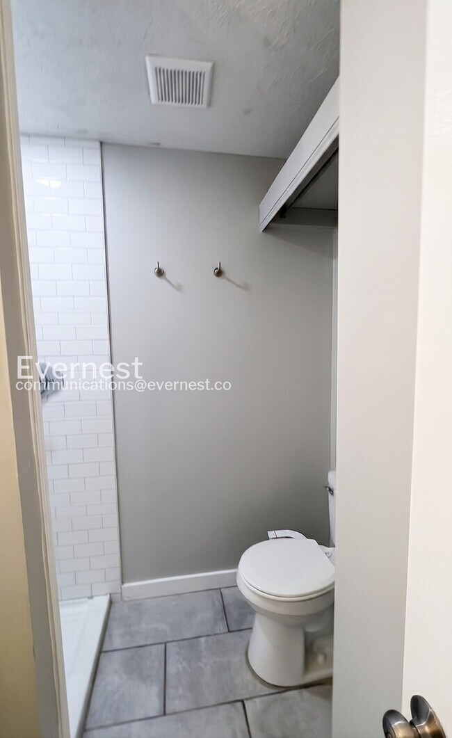 Building Photo - 3 Bed, 2 Bath Home with Modern Amenities / Pet-Friendly / Available Now!