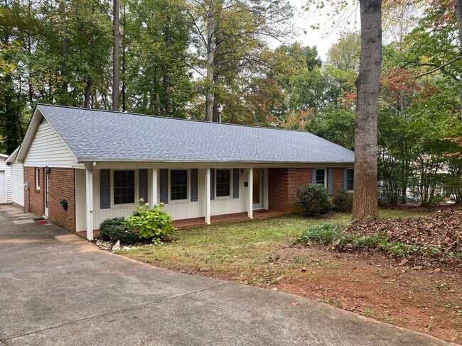 Building Photo - Quiet Cottage in Greensboro NC