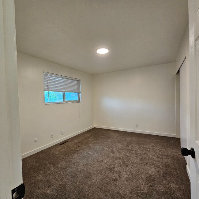 Building Photo - 922-928 E Fairclough Dr