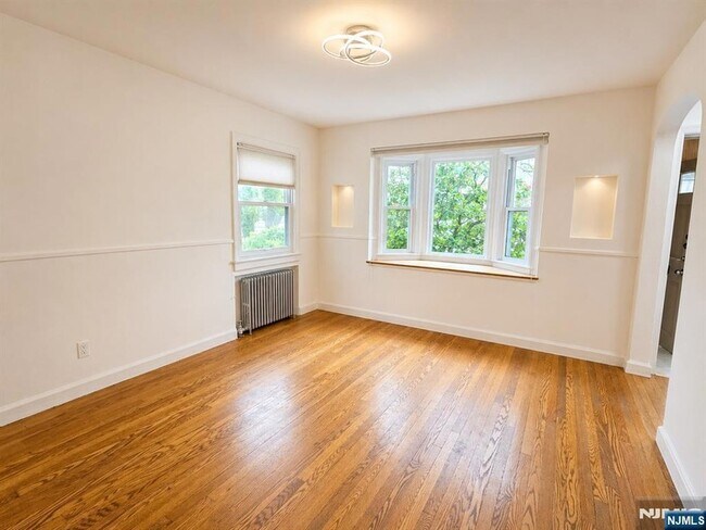 Building Photo - 1106 Bromley Ave